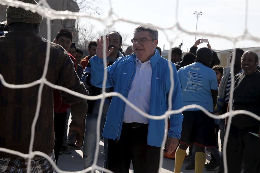 Bach ha annunciato che la torcia di Rio far una tappa nel campo profughi di Atene. Reuters